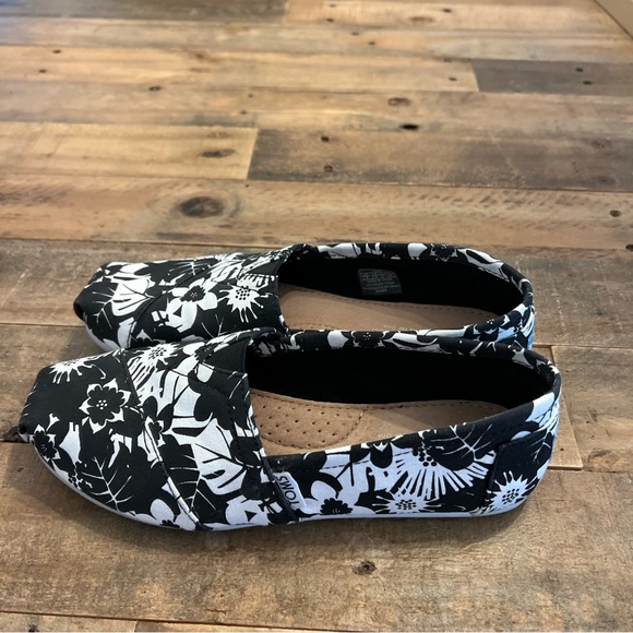 Toms Floral Black/White Womens size 6.5 - Picture 2 of 7